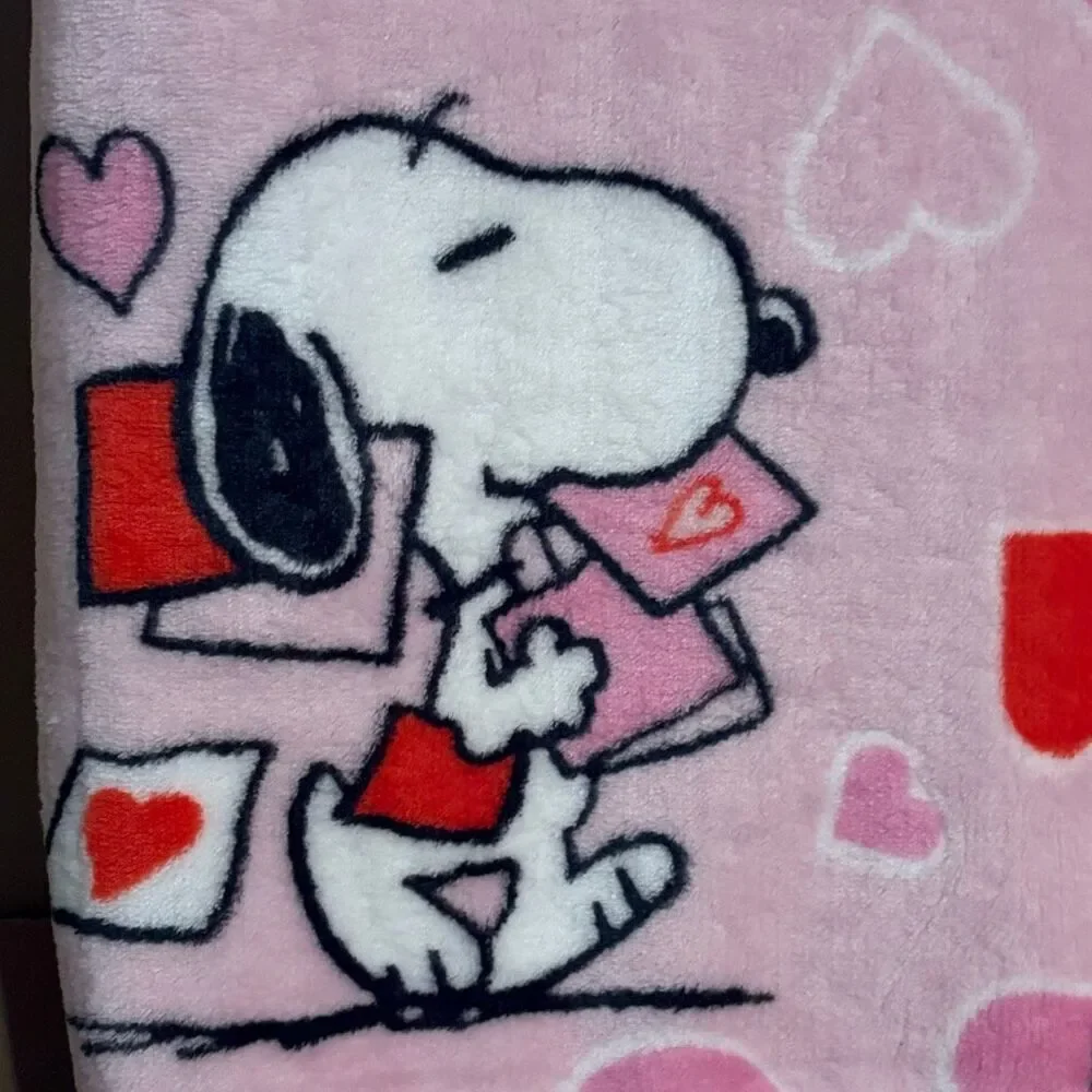 Peanuts Snoopy Charlie Brown Linus Valentines Day Pink Throw Blanket NWT 50x70